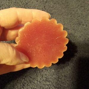 Wax melt with scalloped edges. Scented.